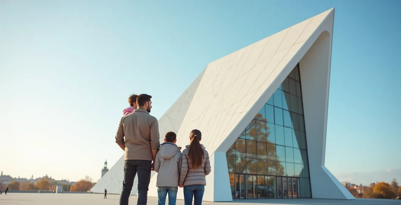 Famille avec enfants devant le musée des Confluences à Lyon, montrant leurs City Pass avec sourire